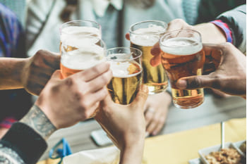 Группа людей пьет пиво